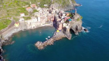 Kayalıklardaki küçük bir İtalyan köyü denizle çevrili. Vernazza 'nın hava aracı görüntüsü, Cinque Terre, İtalya. 4K