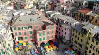 Denizle çevrili kayalıklardaki güzel bir İtalyan köyünün hava görüntüsü. Vernazza, Cinque Terre, İtalya 'ya bakıyorum. 4K