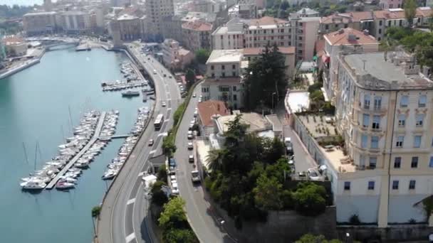 Flygfoto Över Vackra Italienska Kuststaden Sommardagen Townscape Med Trafik Gatorna — Stockvideo