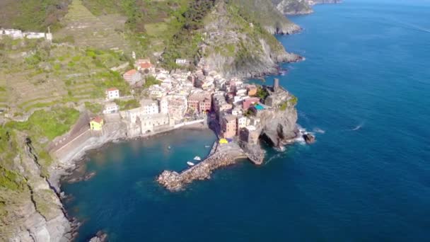 Vernazza Shora Krásná Italská Vesnice Útesu Obklopená Mořem Slunečného Letního — Stock video