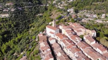 Güneşli bir günde antik Castellar köyünün insansız hava aracı görüntüsü. Fransız Rivierası, Akdeniz, Fransa 4K 60fps