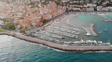 Menton, Fransa 'nın panoramik hava manzarası. Dağ yamacında deniz manzarası, liman, yat ve renkli evler. Cote d 'azur, Fransız Rivierası