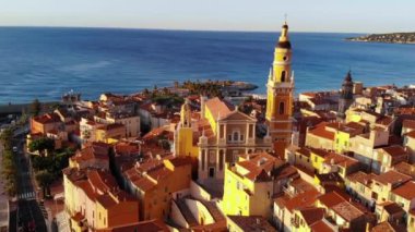 Menton, Cote d 'azur, French Riviera' nın renkli evleri üzerinde insansız hava aracı uçuşu. Güneşli bir gün, Akdeniz, mavi gökyüzü. Hava Görünümü