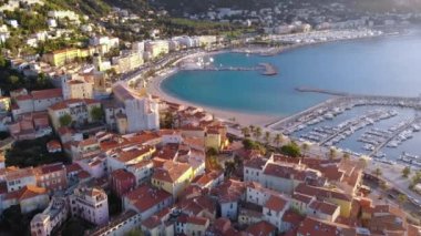 Menton, Cote d 'azur, French Riviera' nın renkli evleri üzerinde insansız hava aracı uçuşu. Güneşli bir gün, Akdeniz, mavi gökyüzü. Hava Görünümü