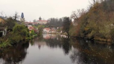 Sonbahar zamanı küçük bir tarihi Czech kasabasında insansız hava aracı uçuşu. Kiliseyi, tepedeki şatoyu ve nehri görüyorum. Rozmberk nad Vltavou, Güney Bohemya, Çek Cumhuriyeti