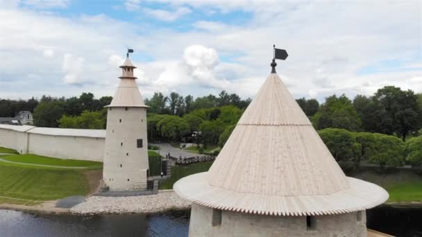 Luftaufnahme Des Flusses Und Der Türme Des Pskov Kreml Russland — Stockvideo