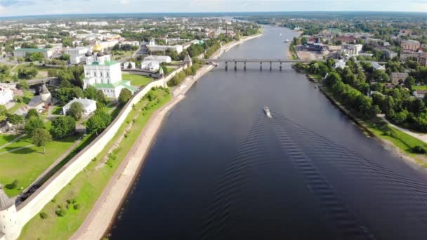 Drone Flygning Över Flod Och Vackra Pskov Kreml Ryssland Solig — Stockvideo