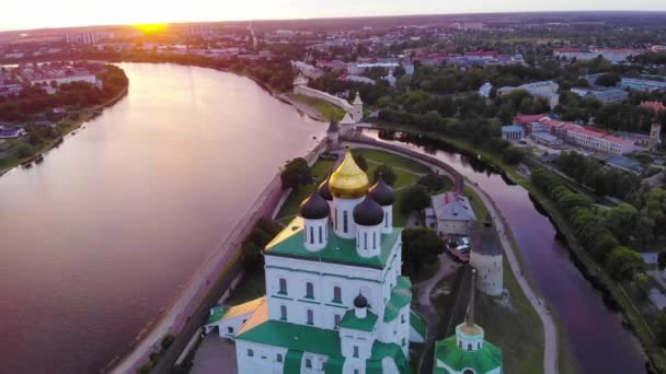 Drónrepülés Pskov Kreml Felett Oroszországban Légi Felvétel Gyönyörű Naplemente Hajnal — Stock videók