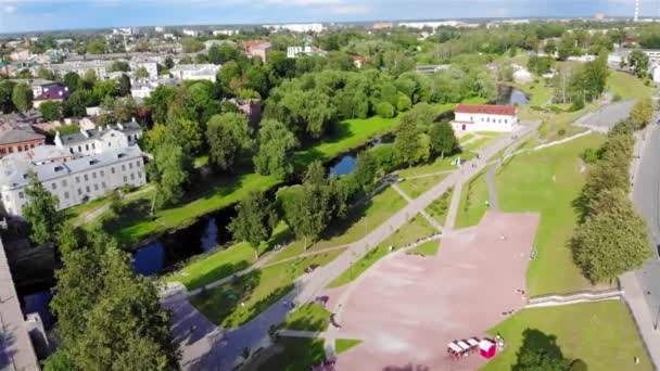 Vuelo Del Dron Sobre Ciudad Pskov Rusia Día Soleado Vista — Vídeos de Stock