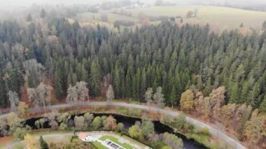 Sonbahar ormanı ve nehir boyunca bulutların arasından insansız hava aracı uçuşu. Rozmberk nad Vltavou, Güney Bohemya, Çek Cumhuriyeti