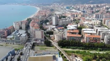 Güzel İtalyan sahil kasabasında İHA uçuşu. Sokakta trafiğin olduğu bir kasaba. Hava görüntüsü. Savona, Liguria, İtalya