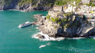 Kayalıklardaki küçük bir İtalyan köyü denizle çevrili. Vernazza 'nın hava aracı görüntüsü, Cinque Terre, İtalya. 4K
