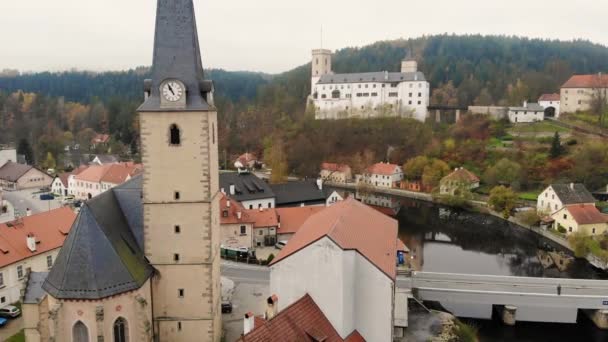 Rozmberk Nad Vltavou 秋の時間に上記から小さな歴史的なチェコの町 赤い瓦屋根の家や丘の上の城の空中ビュー 南ボヘミア チェコ共和国 — ストック動画