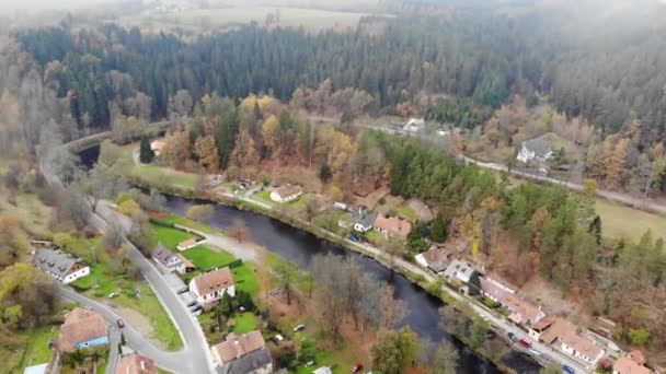 Drohnenflug Durch Die Wolken Über Dem Herbstwald Und Dem Fluss — Stockvideo