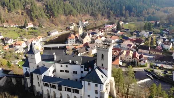 Csodálatos táj légi kilátás a kis történelmi cseh város ősszel. A vár a dombon, templom, folyó és házak piros cseréptetővel és felülről. Rozmberk nad Vltavou, Dél-Csehország, Cseh Köztársaság