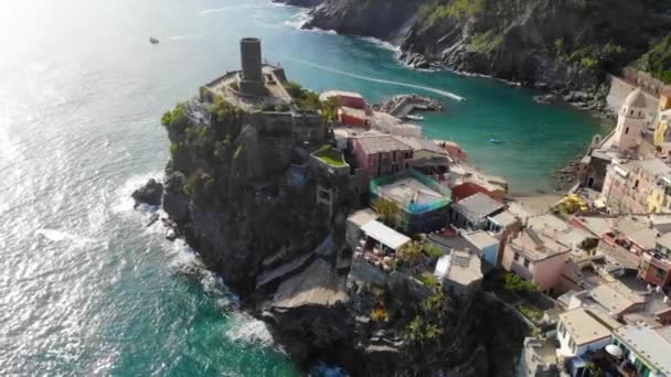 Vernazza Van Boven Prachtig Italiaans Dorp Rotsen Omringd Door Zee — Stockvideo