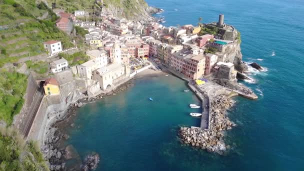 Vernazza Uppifrån Vacker Italiensk Klipporna Omgiven Havet Solig Sommardag Cinque — Stockvideo