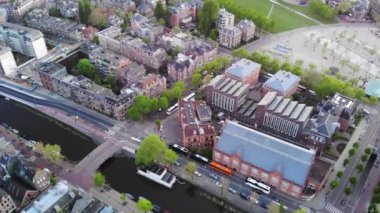 Kanallar ve Amsterdam 'ın tarihi merkezi üzerinde bir insansız hava aracının uçuşu. 4K 'da Hollanda