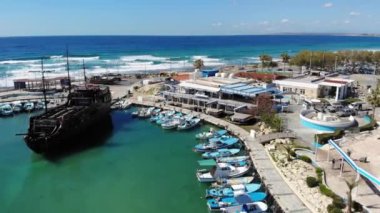 Güneşli bir yaz gününde yat ve teknelerle marina üzerinde İHA uçuşu. Seaview yukarıdan. Ayia Napa, Kıbrıs, 4K