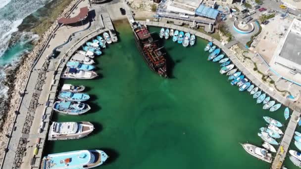 Über Dem Yachthafen Erhebt Sich Eine Drohne Drohnen Ansicht Des — Stockvideo
