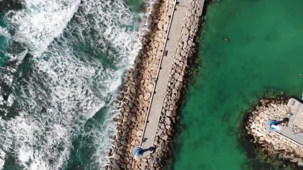 Veduta Aerea Drone Sul Mare Frangiflutti Una Giornata Estiva Soleggiata — Video Stock