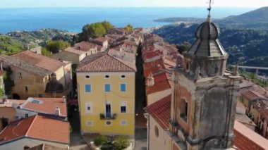 Güneşli bir günde Fransız Rivierası 'ndaki güzel antik Castellar köyünün insansız hava aracı görüntüsü. Arka planda Akdeniz. 4K 60fps