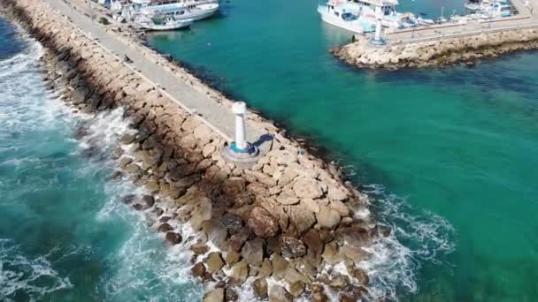 夏天阳光明媚 无人机在灯塔上空飞越了防波堤和大海 从上面看Ayia Napa 塞浦路斯 — 图库视频影像