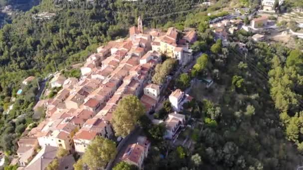 在阳光灿烂的一天 一架无人驾驶飞机飞越了一个古老的欧洲城堡村 绿树和红色屋顶的房子 空中风景 法国里维拉 60Fps — 图库视频影像