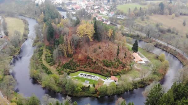 Дрони Пролітають Крізь Хмари Над Осіннім Лісом Річкою Rozmberk Nad — стокове відео