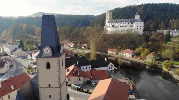 Rozmberk Nad Vltavou 시간에 위에서 부터내려오는 역사적 마을이다 공중에서 보인다 — 비디오