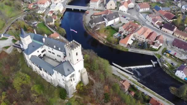 秋天的历史小山溪镇 空中无人驾驶飞机俯瞰着山上的城堡 红色的砖瓦屋顶和河流 从上面看捷克共和国南波西米亚Rozmberk Nad Vltavou — 图库视频影像