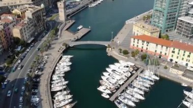 Yukarıdan Savona. Deniz manzarası, köprü, evler, araba trafiği ve antik kule. Liguria, İtalya