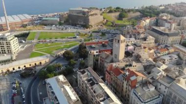Güzel İtalyan sahil kasabasının manzara manzarası. Evler, antik kule, kale ve liman, yukarıdan gelen yatlar. Savona, Liguria, İtalya