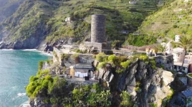 Uçurumlardaki küçük bir Akdeniz köyü olan Vernazza 'nın hava aracı görüntüsü. Cinque Terre Ulusal Parkı, Liguria, İtalya. 4K
