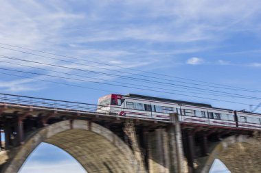 trenin bir köprü