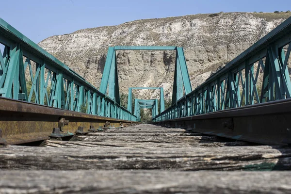 Yeşil demir köprü