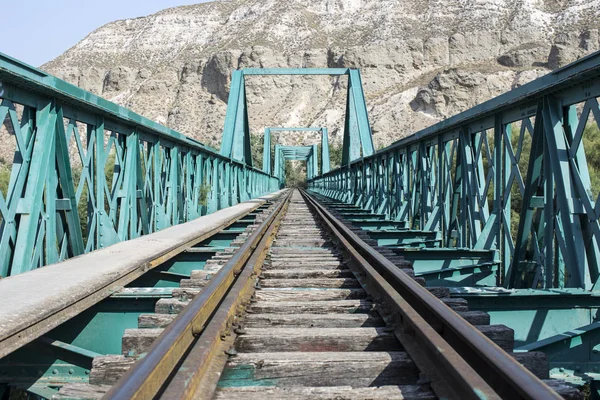 Yeşil demir köprü