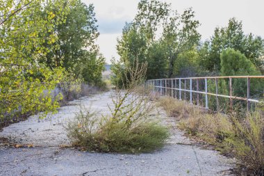 Yolun ortasında terk edilmiş köprü