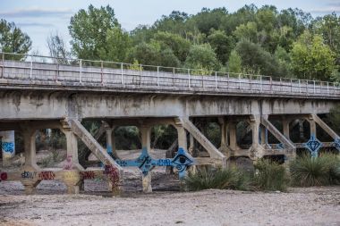Yolun ortasında terk edilmiş köprü