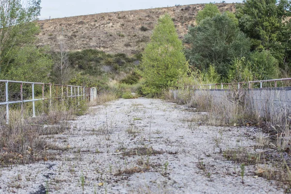 Yolun ortasında terk edilmiş köprü