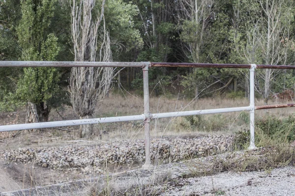 Yolun ortasında terk edilmiş köprü