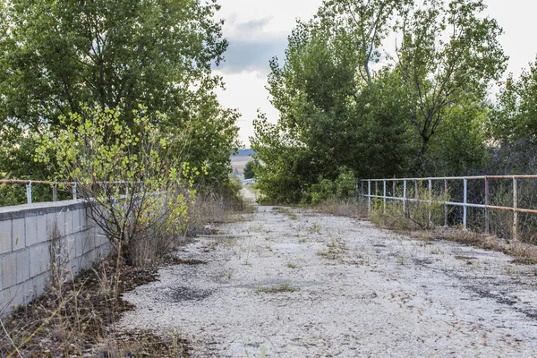 Ponte abbandonato in mezzo alla strada Immagine Stock