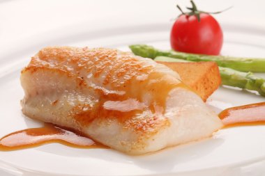 Lezzetli batı gıda, kızarmış balık satır, Yeşil Bambu sürgünleri, domates, Balık parçaları, beyaz arka plan, porselen tabak