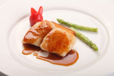 Lezzetli batı gıda, kızarmış balık satır, Yeşil Bambu sürgünleri, domates, Balık parçaları, beyaz arka plan, porselen tabak