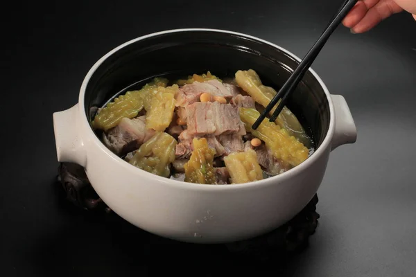Comida Chinesa Caçarola Carne Porco Cozida Com Cabaça Amarga Gorda — Fotografia de Stock