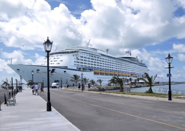 Ticari Cruise Liner gemi Karayip limanına demirledi