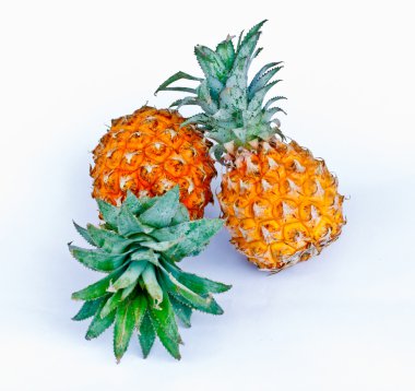 Beyaz arkaplanda ananas