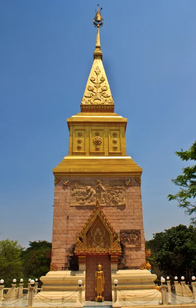Repère en or pagode avec thaï contre ciel bleu Thaïlande — Photo