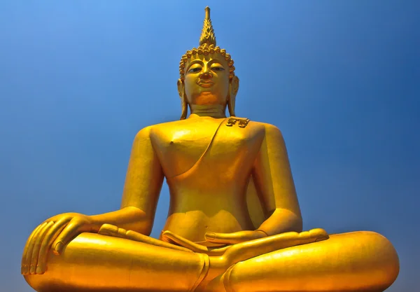 Gran imagen de Buda sobre fondo azul del cielo — Foto de Stock