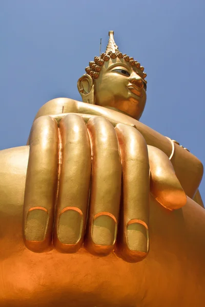 Grande statue de bouddha à Wat en Thaïlande — Photo